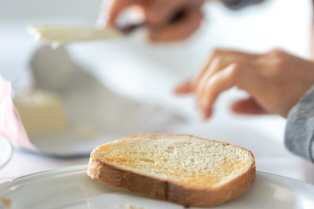 Ein Stück Brot in Nahaufnahme auf einem verschwommenen Hintergrund