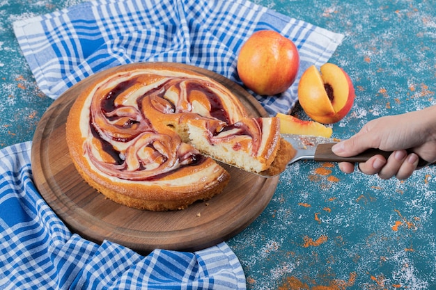 Ein Stück Erdbeertorte auf Holzbrett.