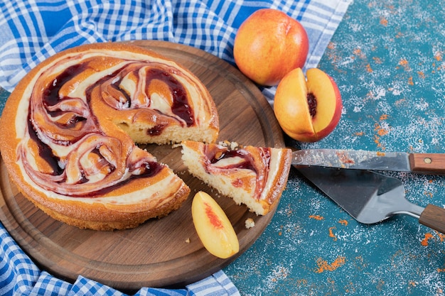 Ein Stück Erdbeertorte auf Holzbrett.