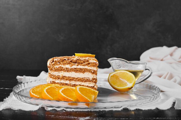 Ein Stück Honigkuchen mit Orangenscheiben.