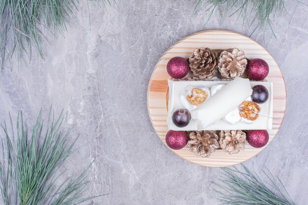 Ein Stück Kokosnusskuchen mit Weihnachtsdekoration