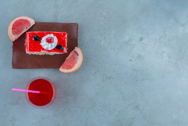 Ein Stück Kuchen mit einer Glasschale rotem Saft.