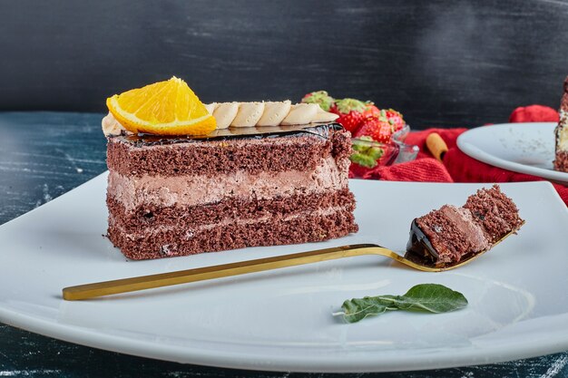 Ein Stück Kuchen mit Schokoladencreme und Früchten.