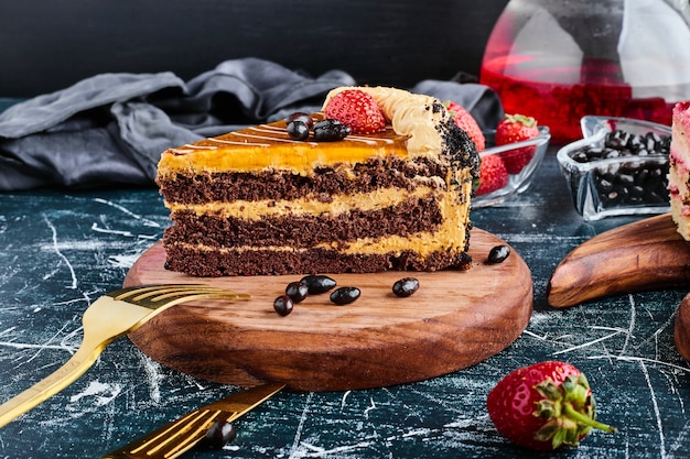Ein Stück Schokoladenkuchen auf einem Holzbrett.
