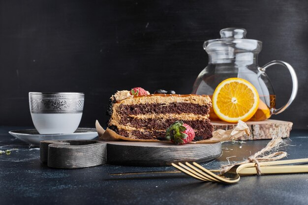 Ein Stück Schokoladenkuchen mit Karamellcreme.