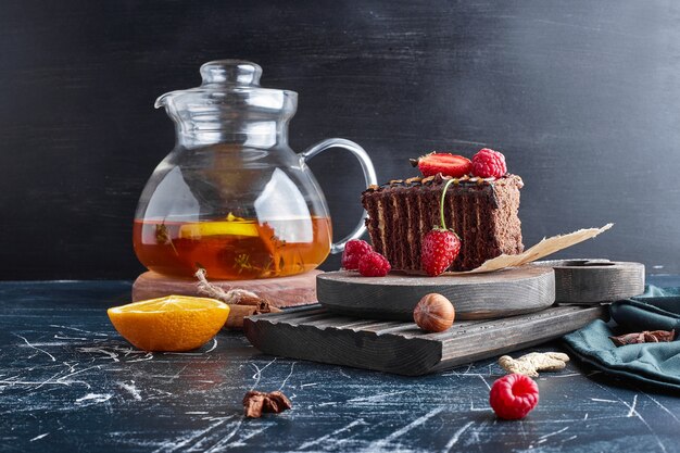 Ein Stück Schokoladenkuchen mit Limonade.