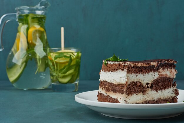 Kostenloses Foto ein stück schokoladenkuchen mit mojito.