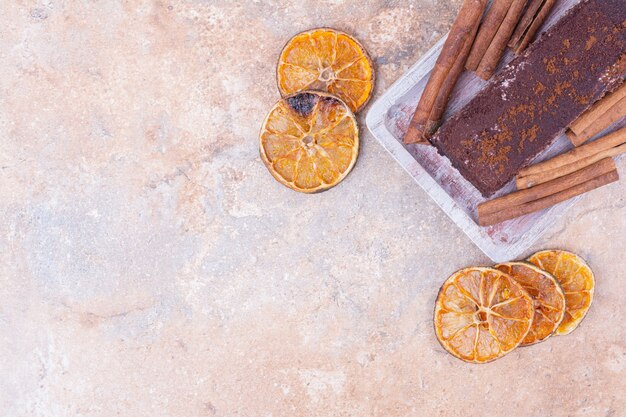 Ein Stück Schokoladenkuchen mit Orange und Zimt