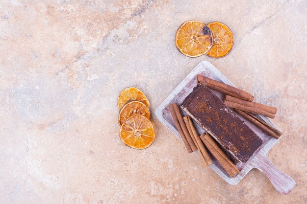 Ein Stück Schokoladenkuchen mit Orangenscheiben und Zimt