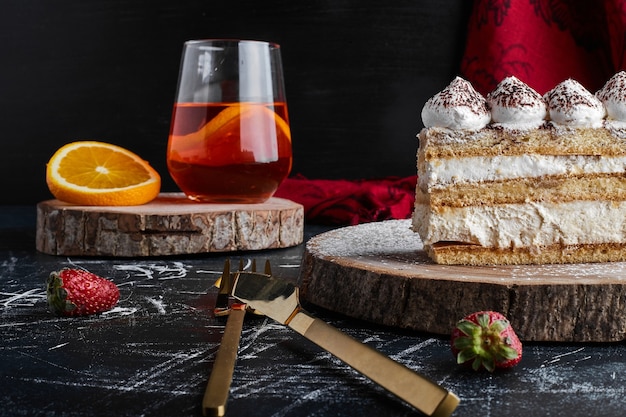 Ein Stück Tiramisu-Kuchen mit einem Glas Limonade.