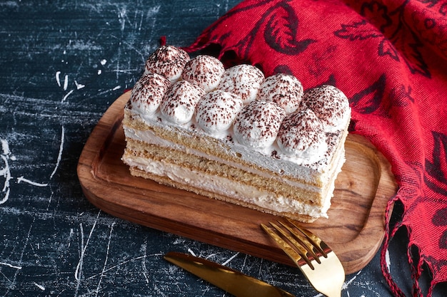 Ein Stück Tiramisu-Kuchen mit Kakaopulver.