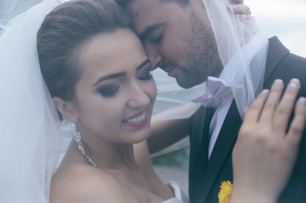 Ein süßer Kuss. Braut und Bräutigam bei der Hochzeit