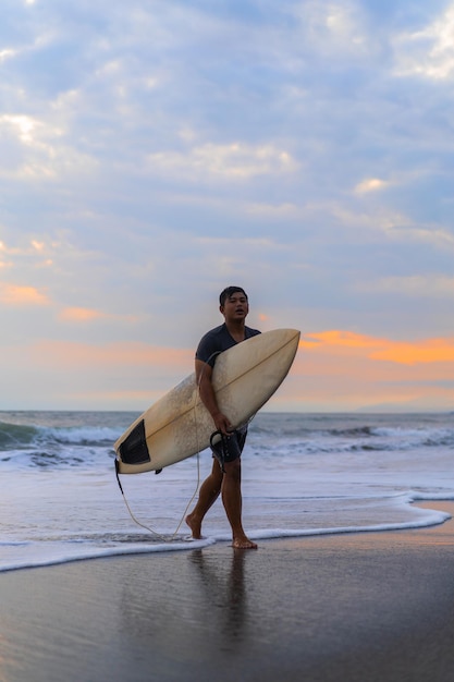 Kostenloses Foto ein surfermann auf dem ozean. wassersport. gesunder aktiver lebensstil. surfen. sommerurlaub. extremsport.