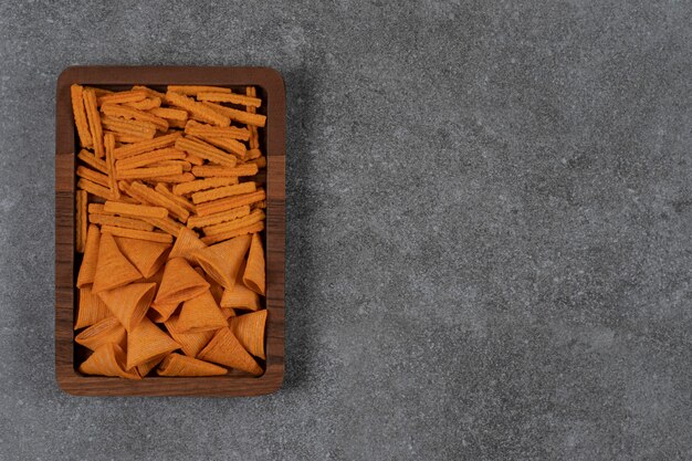 Ein Tablett mit Corn Chips und getrocknetem Brot auf der Marmoroberfläche