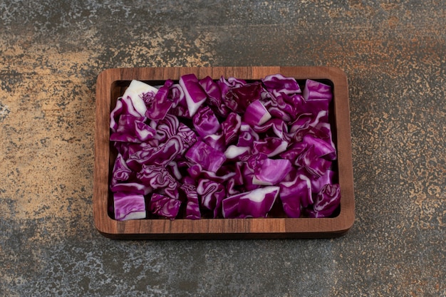 Kostenloses Foto ein tablett mit fein gehacktem rotkohl auf der marmoroberfläche