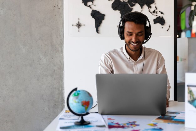 Ein Tag im Büro eines Reisebüros