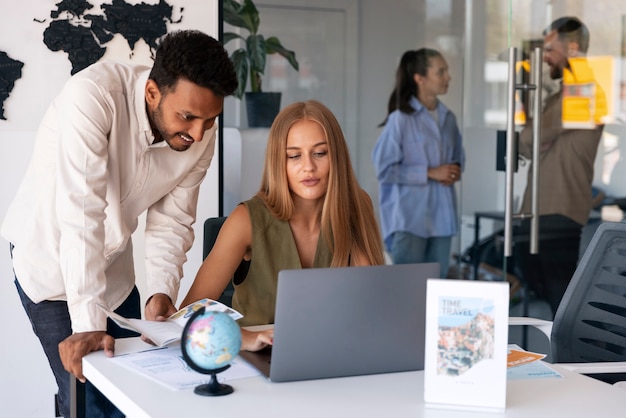 Ein Tag im Büro eines Reisebüros