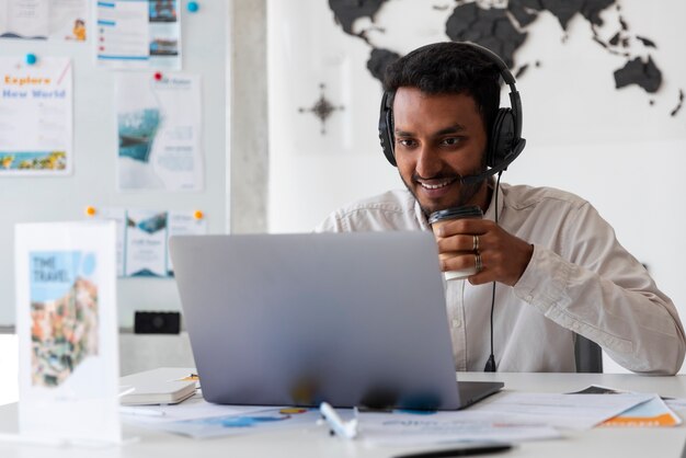 Ein Tag im Büro eines Reisebüros