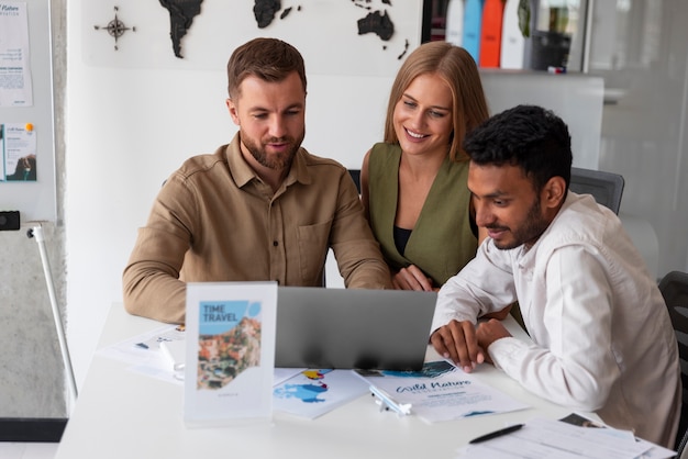 Ein Tag im Büro eines Reisebüros