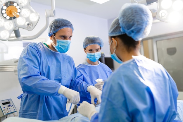 Ein Team von Chirurgen kämpft ums Leben Für eine echte Operation Für echte Emotionen Das Team der Intensivpflege kämpft um das Leben des Patienten Saving life der Kampf ums Leben