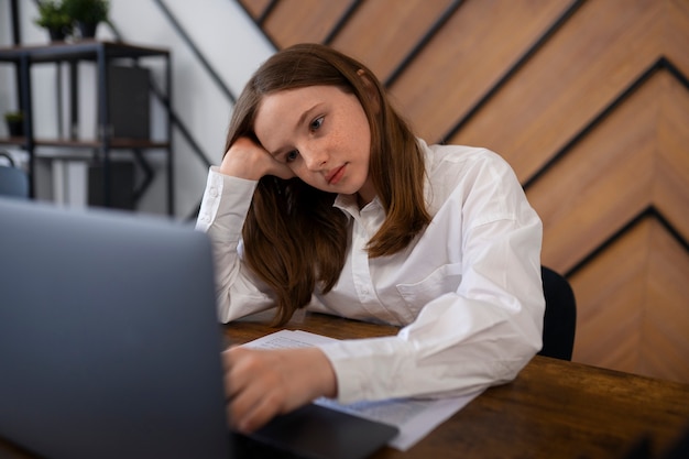 Ein Teenager wird im Internet gemobbt