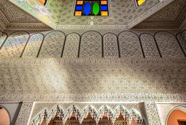 Ein Teil des Interieurs ist in einem traditionellen orientalischen Stil mit vielen Ornamenten und farbigen Buntglasfenstern
