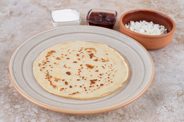 Ein Teller mit Brötchenpfannkuchen mit Hüttenkäse