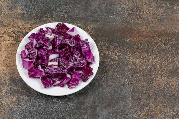 Ein Teller mit gehacktem Rotkohl auf der Marmoroberfläche