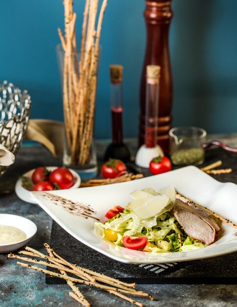 Ein Teller Rindersteaks und gemischter Salat mit Galetta