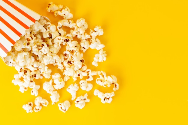 Ein Top-View-Paket mit Popcorn verteilt alles