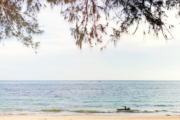 Ein Tourist, der im Meer am Strand genießt