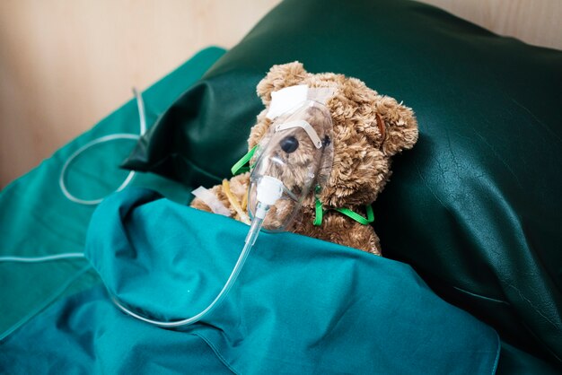 Ein verletzter Teddybär im Krankenhaus