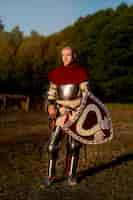 Kostenloses Foto ein voller mann, der sich als mittelalterlicher soldat präsentiert
