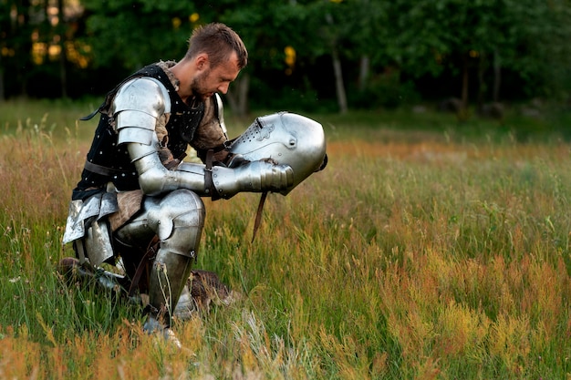 Kostenloses Foto ein voller mann, der sich als mittelalterlicher soldat präsentiert