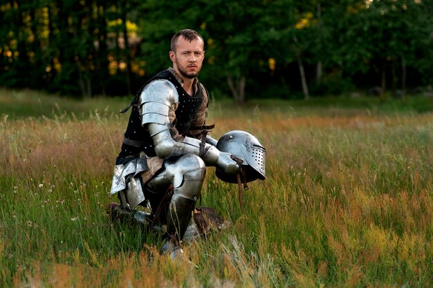 Ein voller Mann, der sich als mittelalterlicher Soldat präsentiert