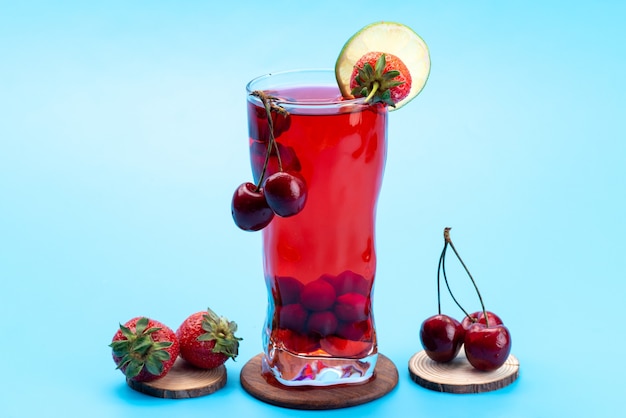 Kostenloses Foto ein vorderansicht-kirschcocktail mit frischer eiskühlung der roten früchte auf blau, trinken saftcocktailfruchtfarbe