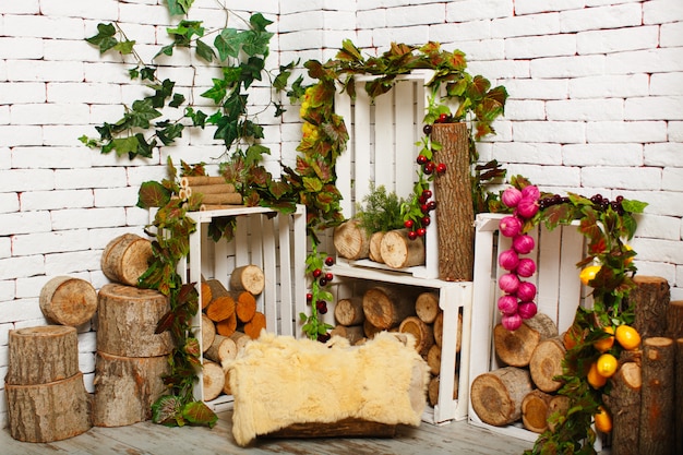 Kostenloses Foto ein vorderansicht zimmer mit holz weiß mit holzstücken und blättern zusammen mit früchten