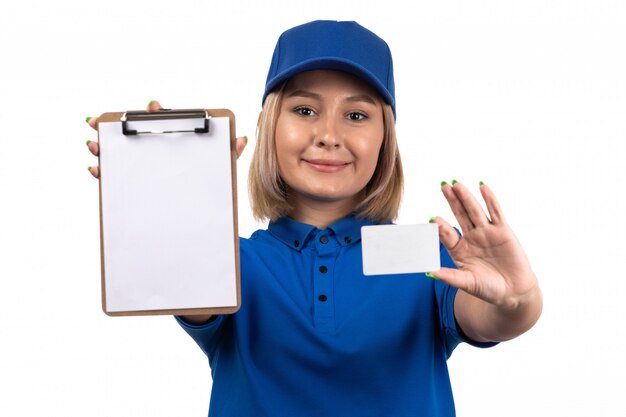 Ein weiblicher Kurier der Vorderansicht in der blauen Uniform, die Notizblock und weiße Karte hält