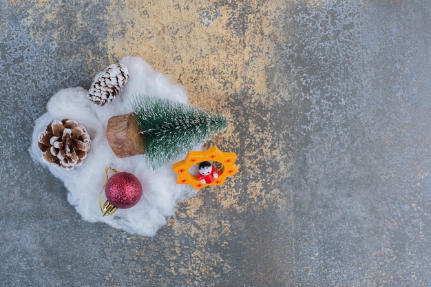 Kostenloses Foto ein weihnachtsbaum mit tannenzapfen und weihnachtskugel. hochwertiges foto