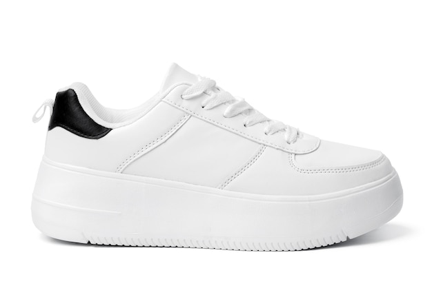 Ein weißer Sneaker-Schuh isoliert auf weiß
