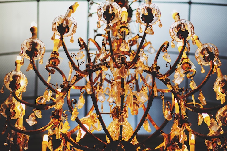 Kostenlose Foto ein wundervoller alter goldweinlesekronleuchter verziert mit kristallen