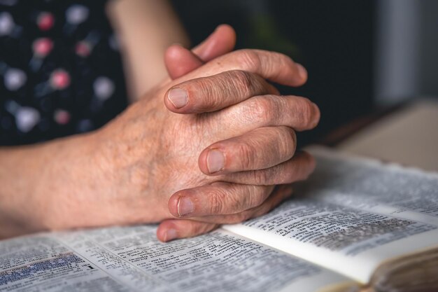 Eine alte Frau liest die Bibel aus nächster Nähe