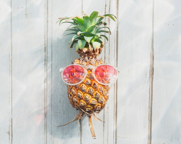 Kostenloses Foto eine ananas mit sonnenbrille