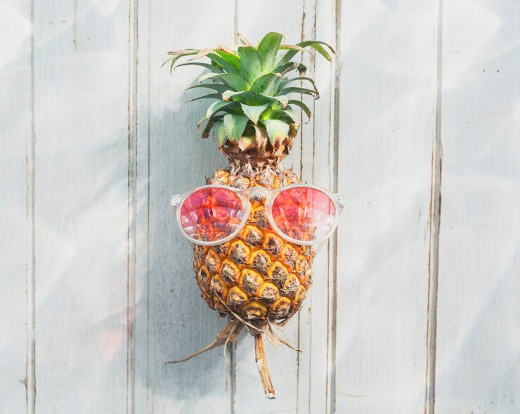 Kostenlose Foto eine ananas mit sonnenbrille