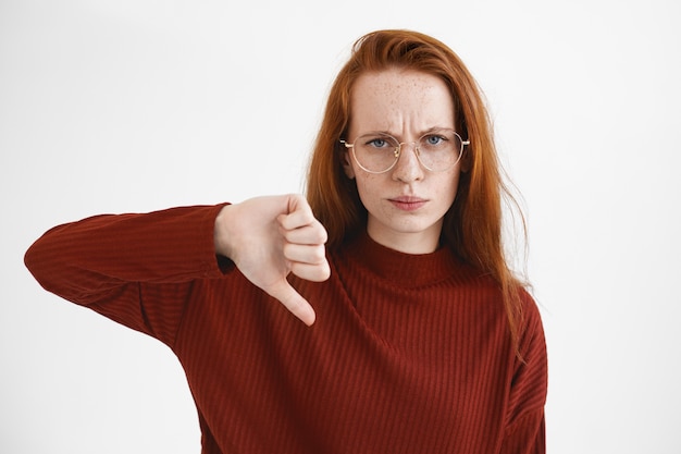 Kostenloses Foto eine ausdrucksstarke dame, die im studio posiert