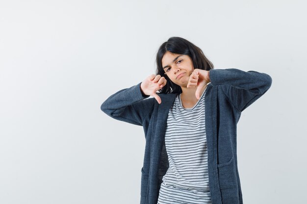 Eine ausdrucksstarke Frau posiert im Studio