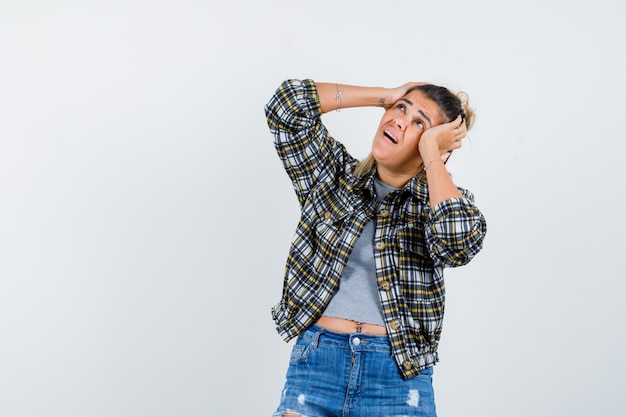 Eine ausdrucksstarke junge Dame posiert