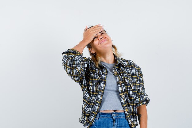 Eine ausdrucksstarke junge Dame posiert