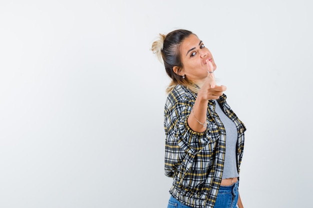 Eine ausdrucksstarke junge Dame posiert