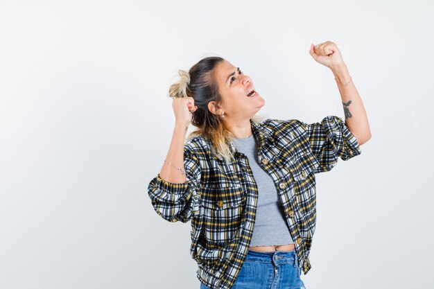 Eine ausdrucksstarke junge Dame posiert